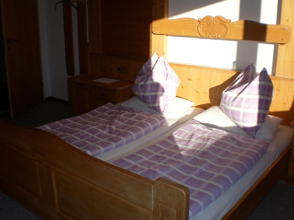 Haus Bergfried Apartment Trins Phòng bức ảnh